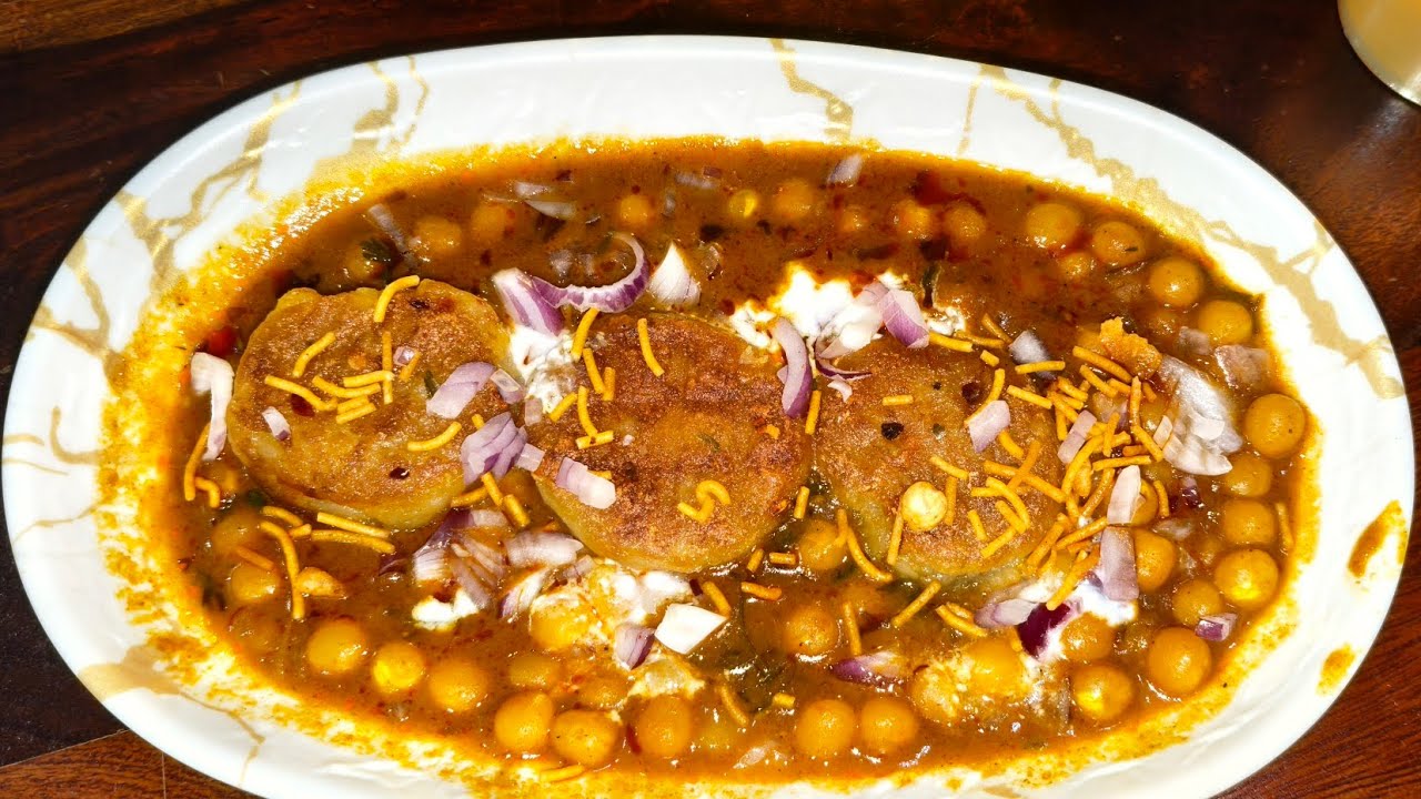 Street Style Ragda Pattice | Cookingwithmubeen #shortsviral #shortsfeed 
