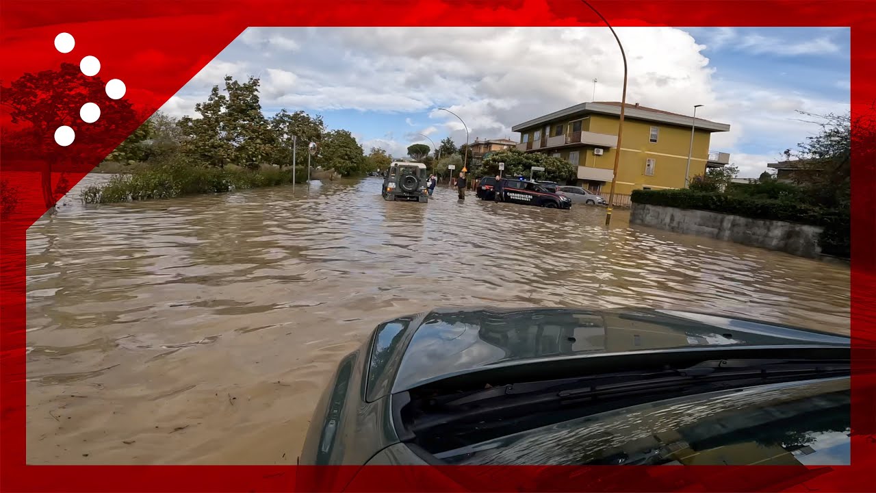 Camera car a Campi Bisenzio dopo l'alluvione: strade ancora allagate nella zona sud