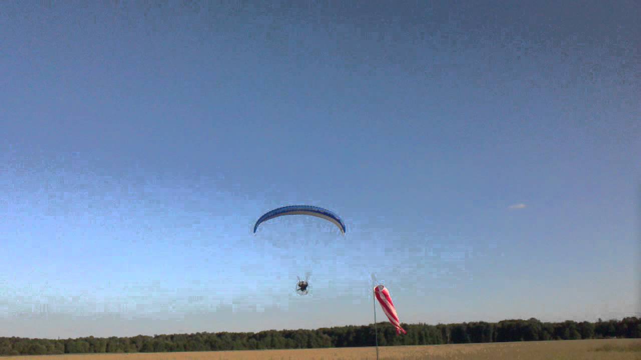 Motoparagliding show-PPG Lot z efektem dymnym.