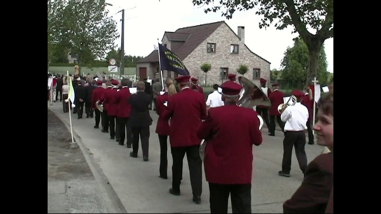 De harmonie en de drumband in de processie van Lafelt vanaf 1976.