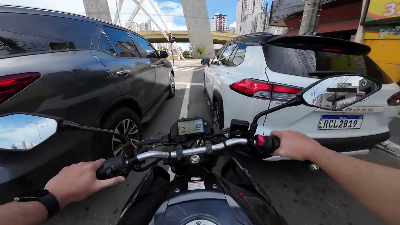 Como quebrar a moto saindo da garagem