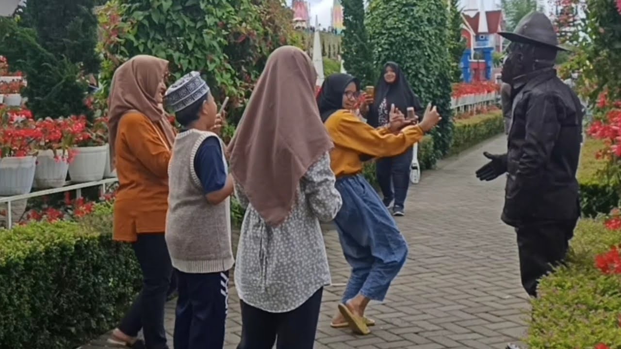Di goyang kayak lato-lato.!!! Prank patung hidup..!!!