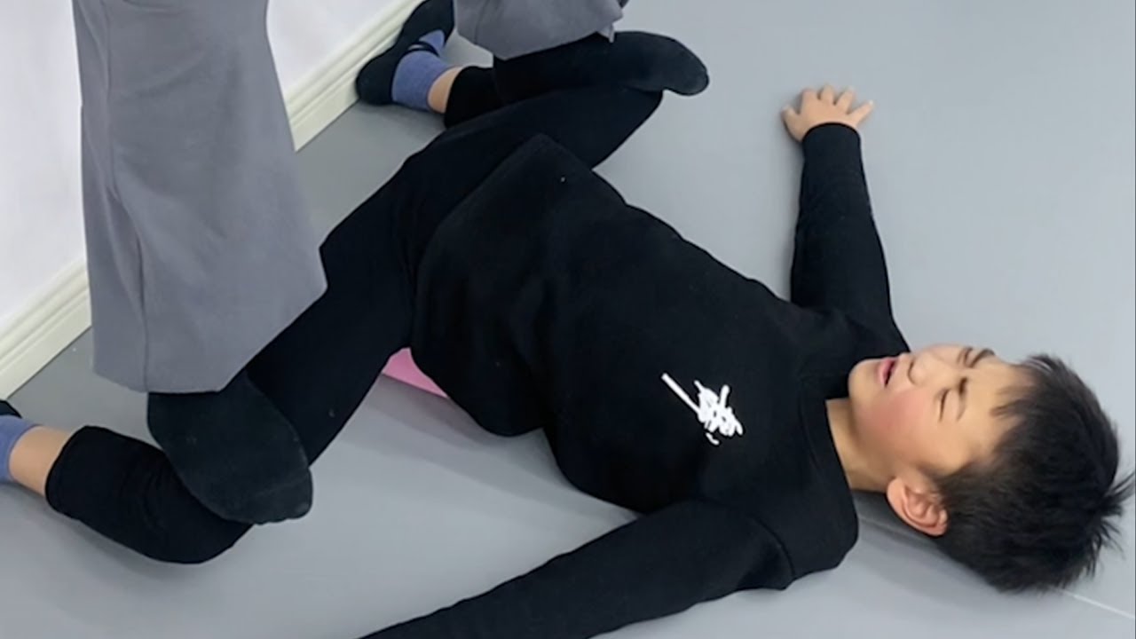 柔軟性のトレーニングは、この少年にとってかなり苦痛だった。