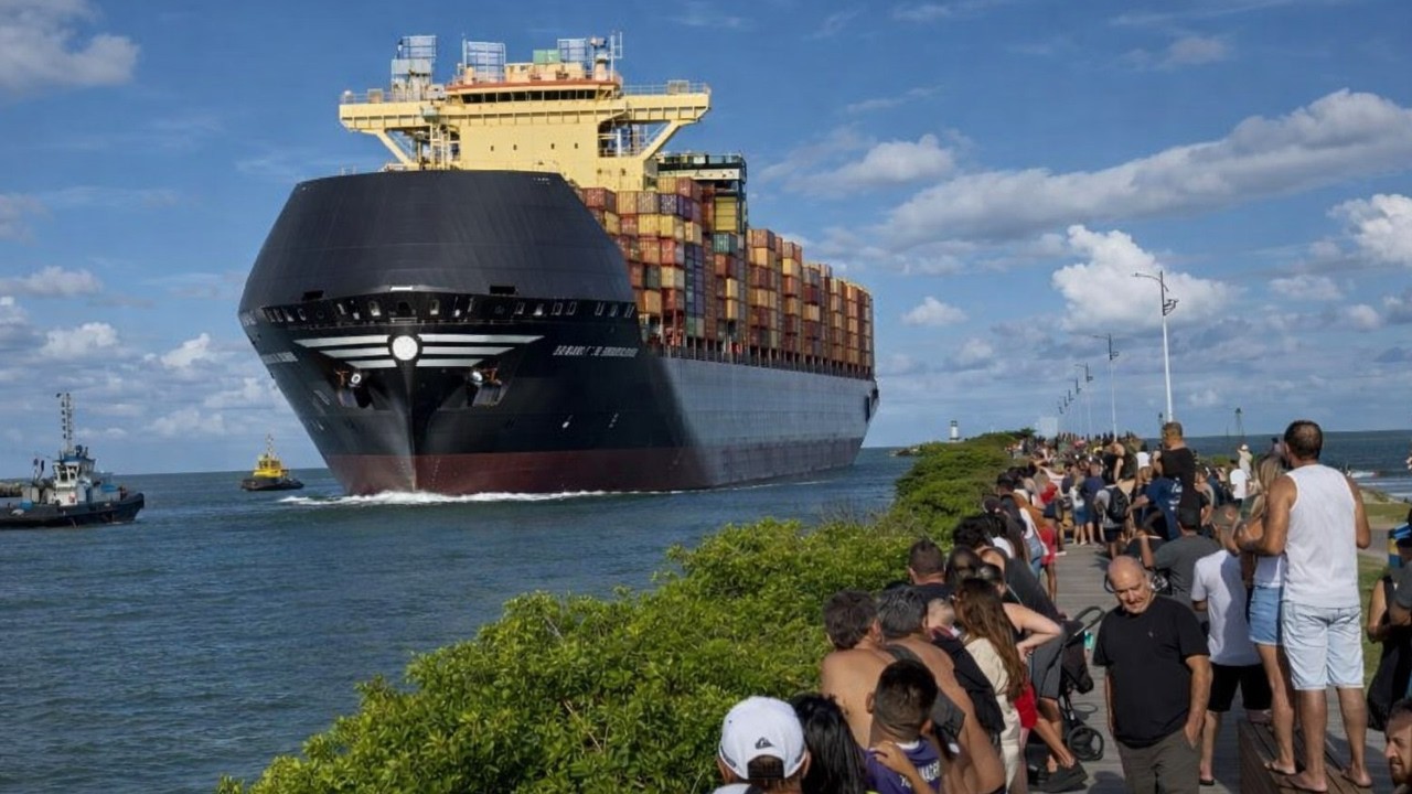 Navio gigante entrando no Rio Itajaí