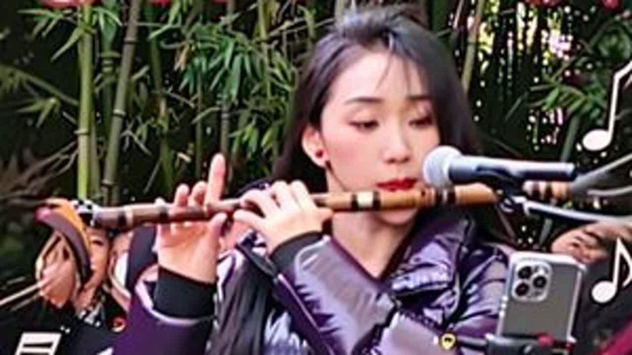 国民闺女孙楚泊奏响《沂河欢歌》，描绘沂蒙山区绮丽景色，展现田间愉快劳动的热闹情景，抒发劳动人民淳朴善良的品质和建设美好家乡的豪情壮志，以及对美好生活的无限憧憬#孙楚泊 #国民闺女 #竹笛 #演出...