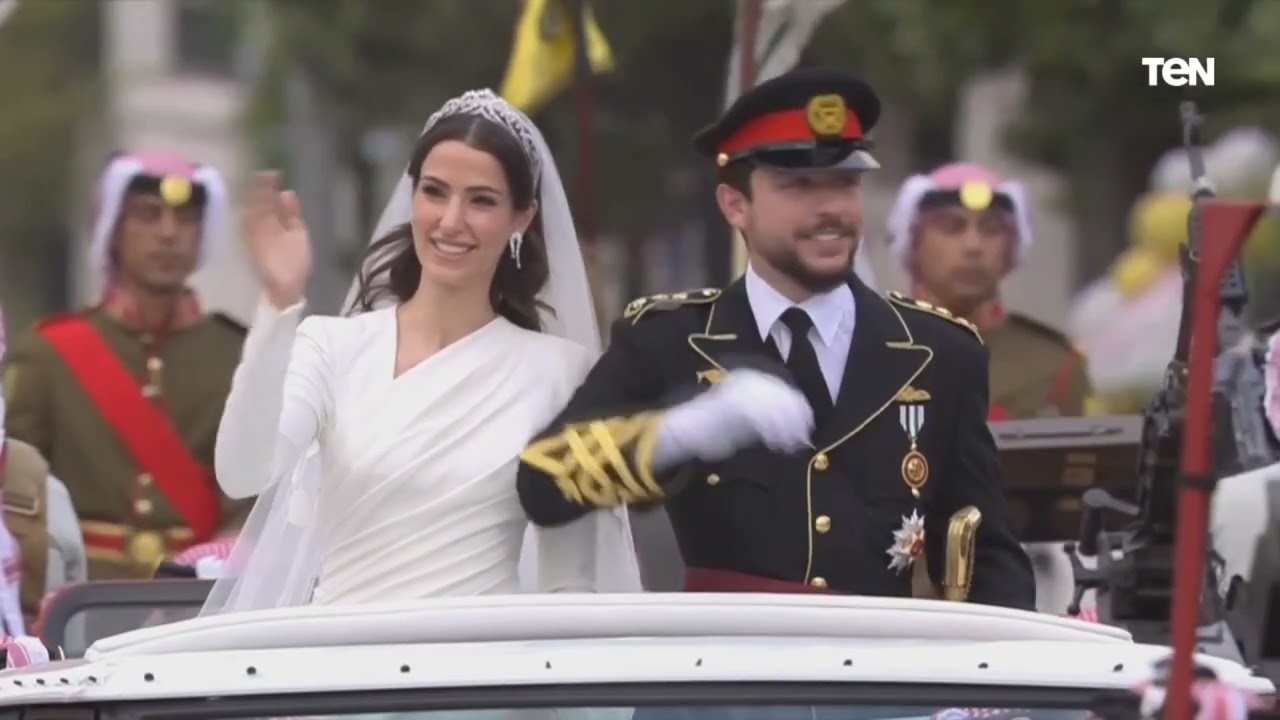 يتقدمه ولي العهد الأردني وعروسه.. شاهد لحظة انطلاق الموكب الأحمر من قصر زهران إلى قصر الحسينية
