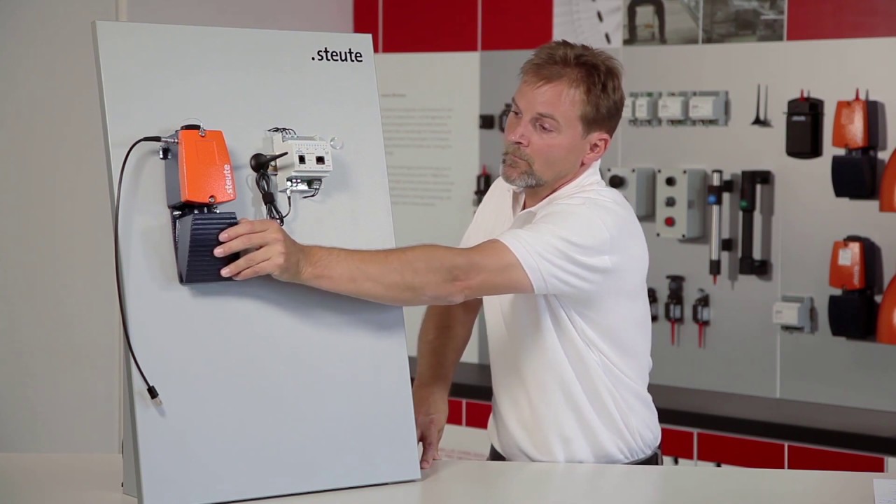 Pairing a safety foot switch/foot pedal with sWave® - steute