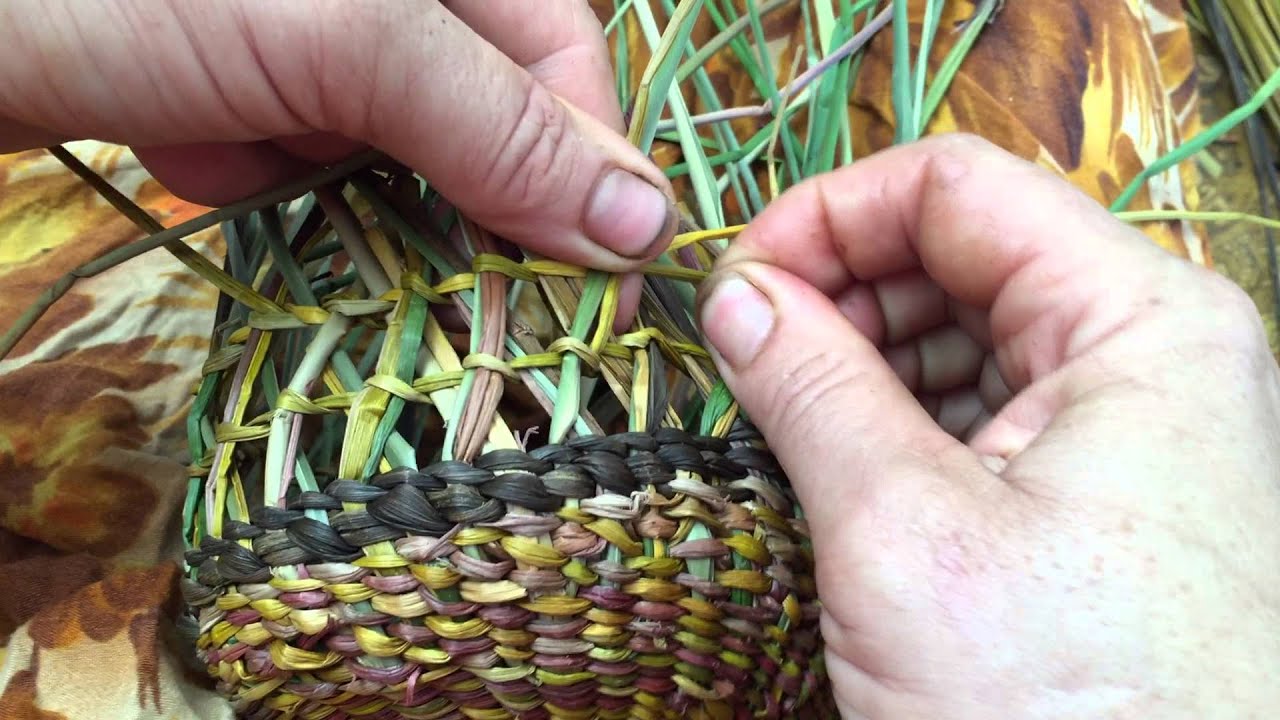 Ingrid Ridley weaving crossed pattern into her dilly bag basket.