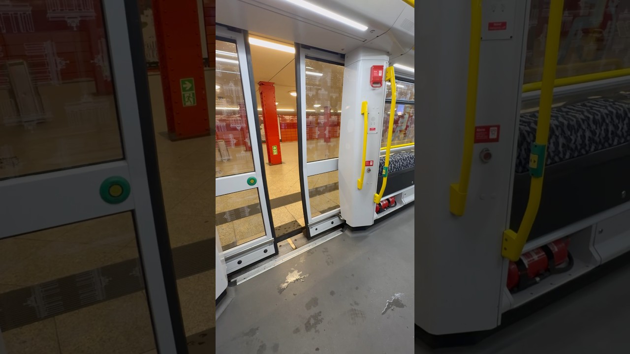 U-Bahn Berlin Abfahrtssignal BVG IK20 Zug auf der U5