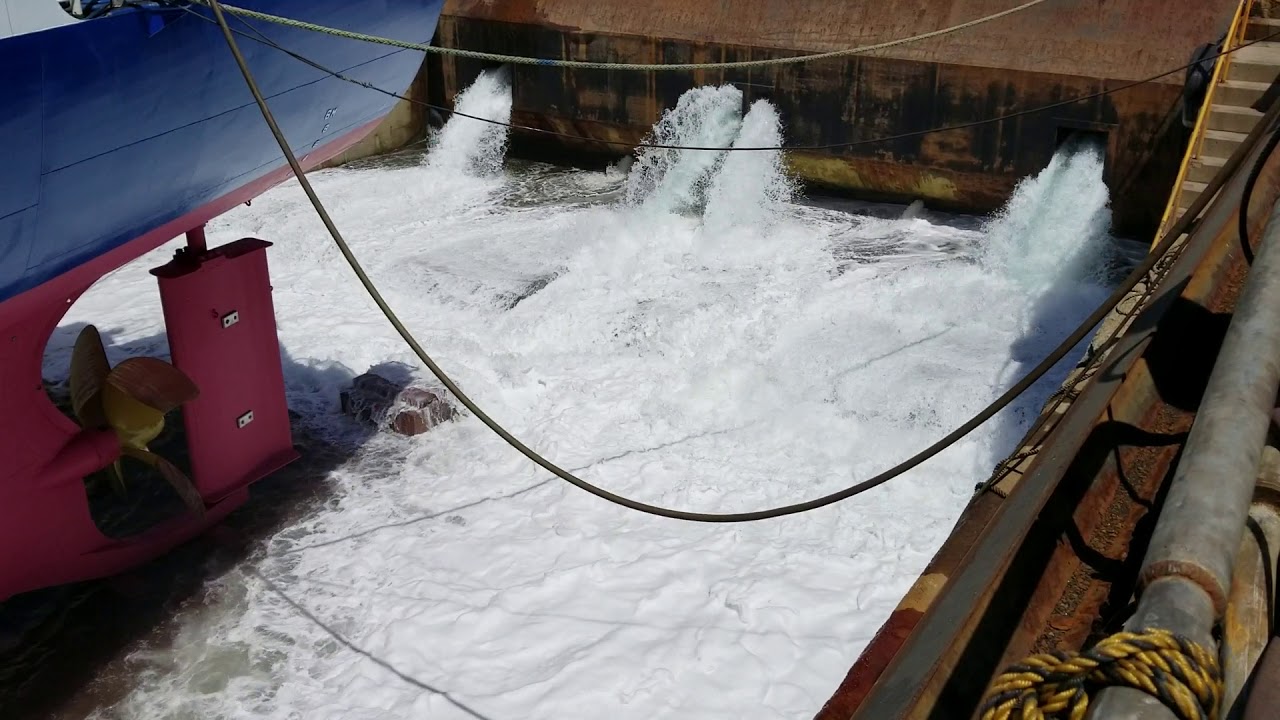 内航貨物船大峰山丸　乾ドックに注水開始　　We start water injection to dry dock