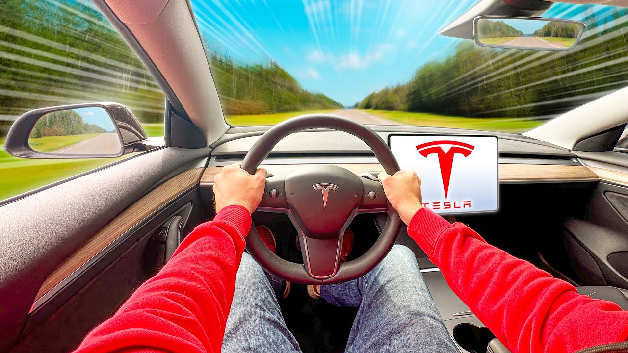 J’essaye de rouler à 300km/h avec ma Tesla !