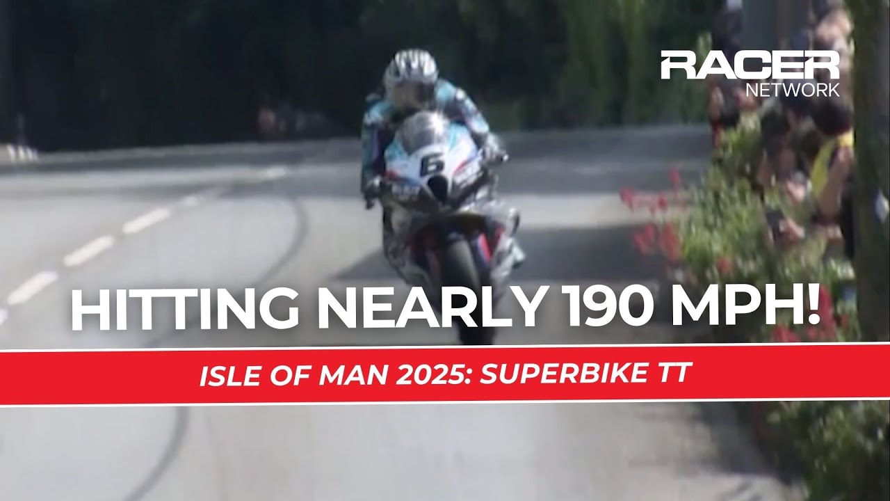 Майкл Данлоп соревнуется с Дэйви Тоддом за лидерство в гонке Superbike TT | Остров Мэн 2025 | RAC...