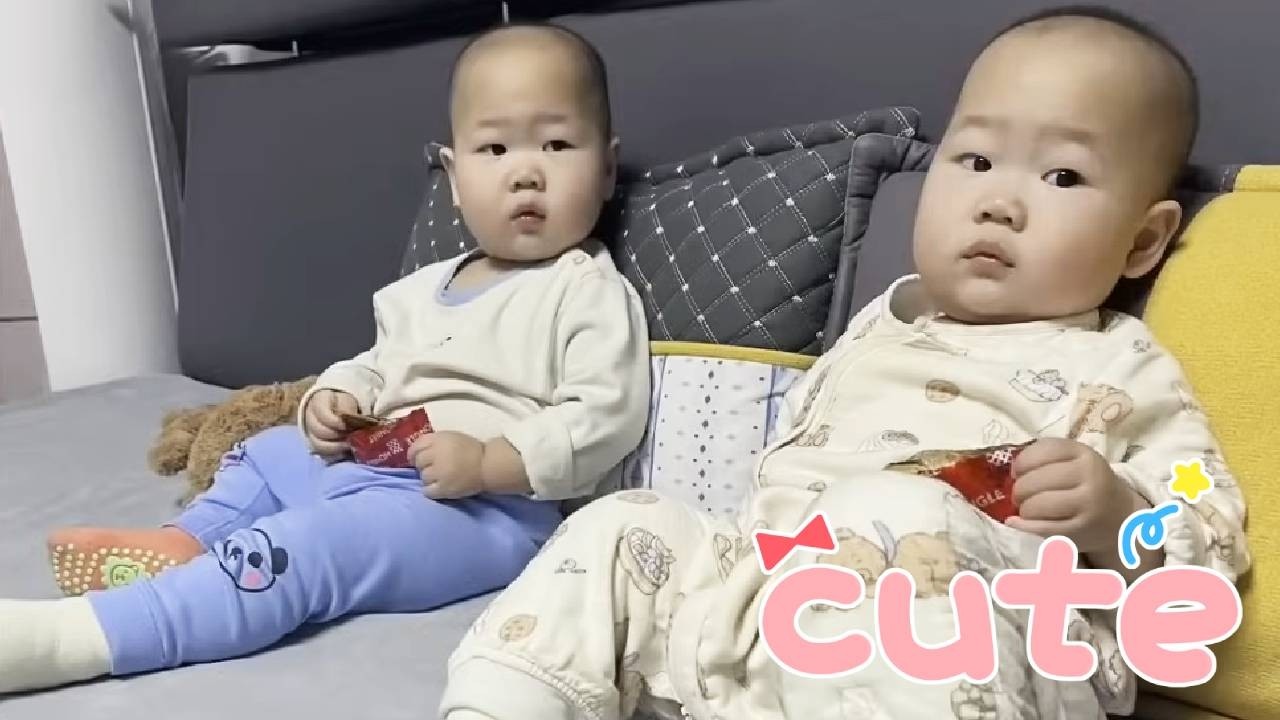 The twin brother comforted his crying brother who made a mistake.  It's so heartwarming！#cutebaby