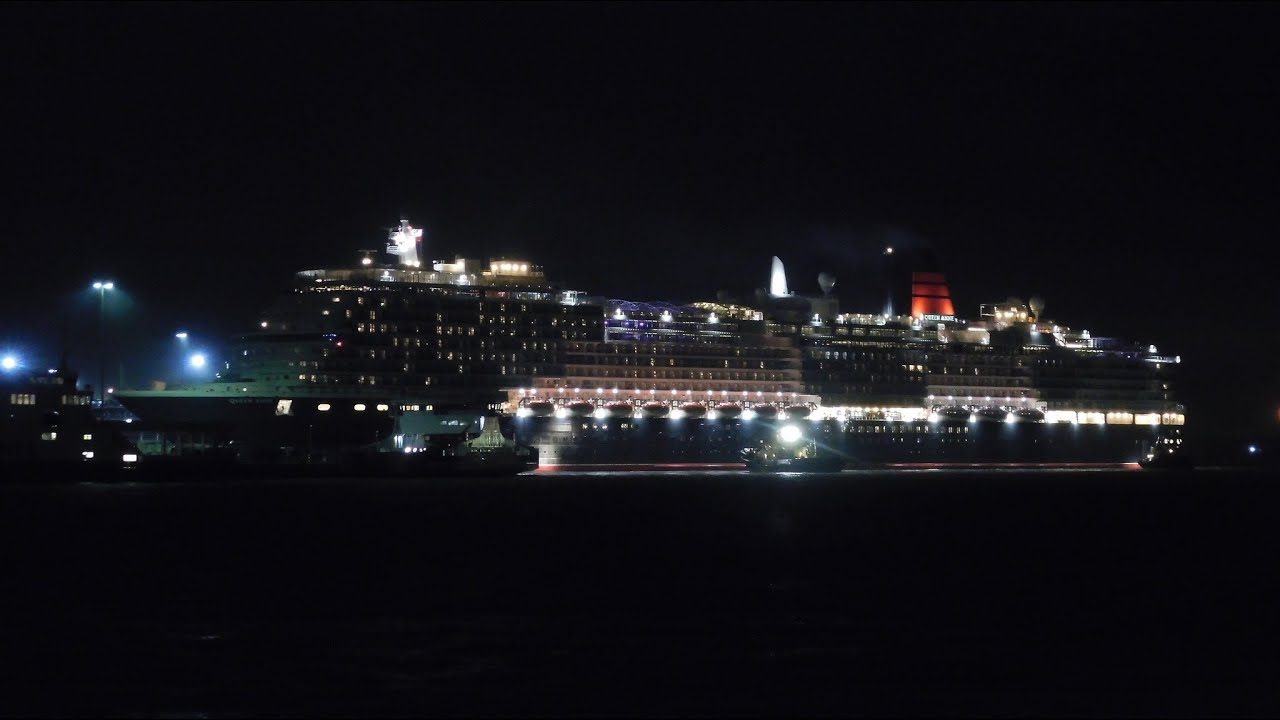 QUEEN ANNE & QUEEN MARY 2 battle the Elements as they depart Southampton - 11/01/2026
