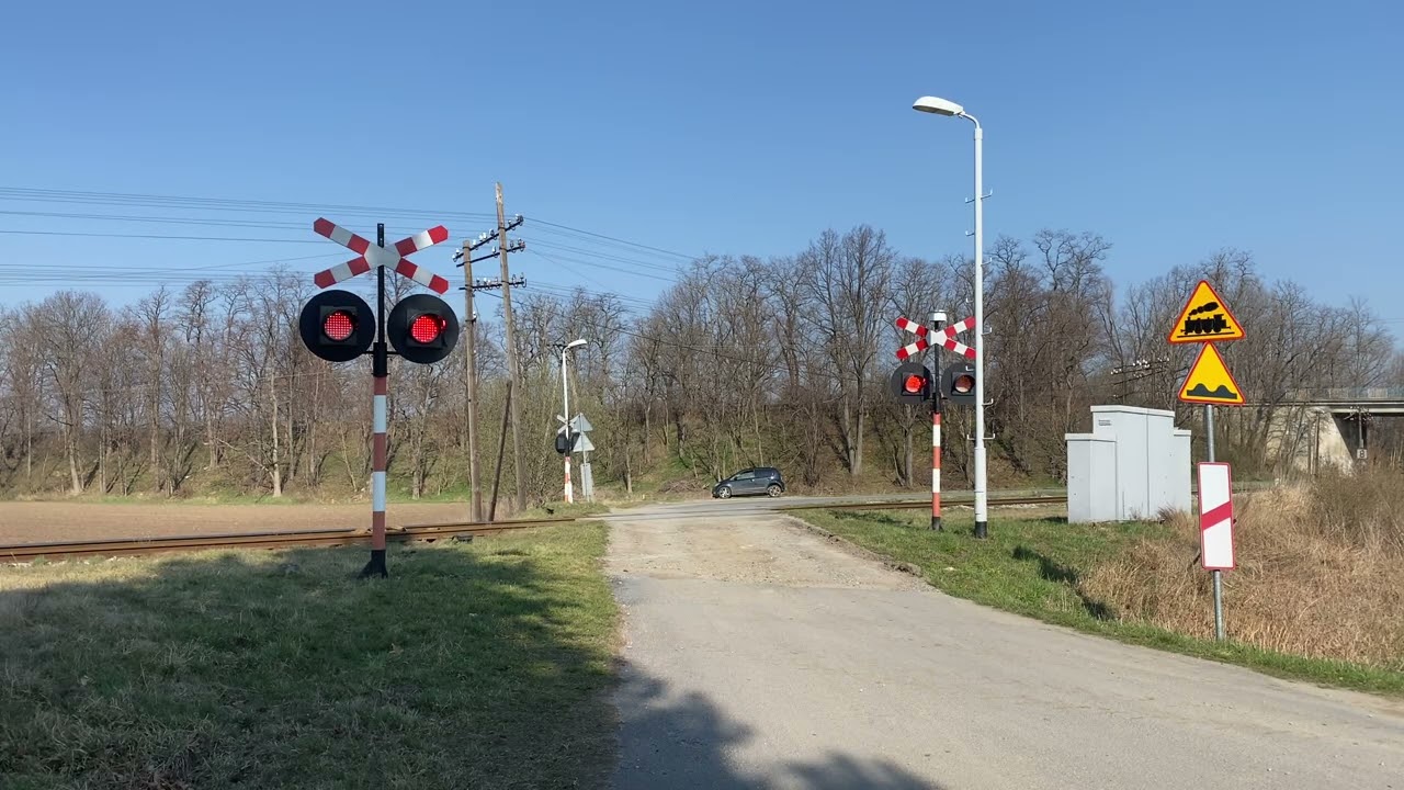 Dzierżoni&oacute;w - Sobieszyn, ul. Wiejska i KLD-4103, przejazd kolejowy, railway crossing, [4K]