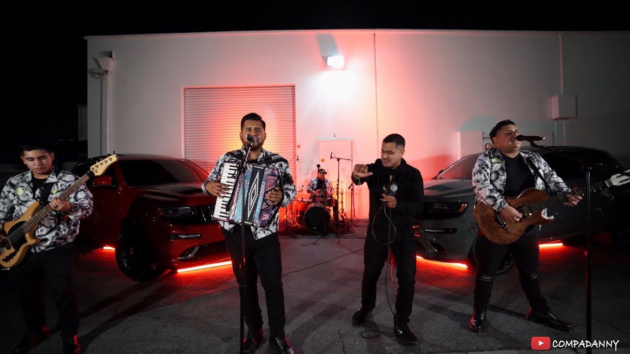 Michael Ruiz x Los Serenos - El Mundo Gira y S.A De C.V (En Vivo)