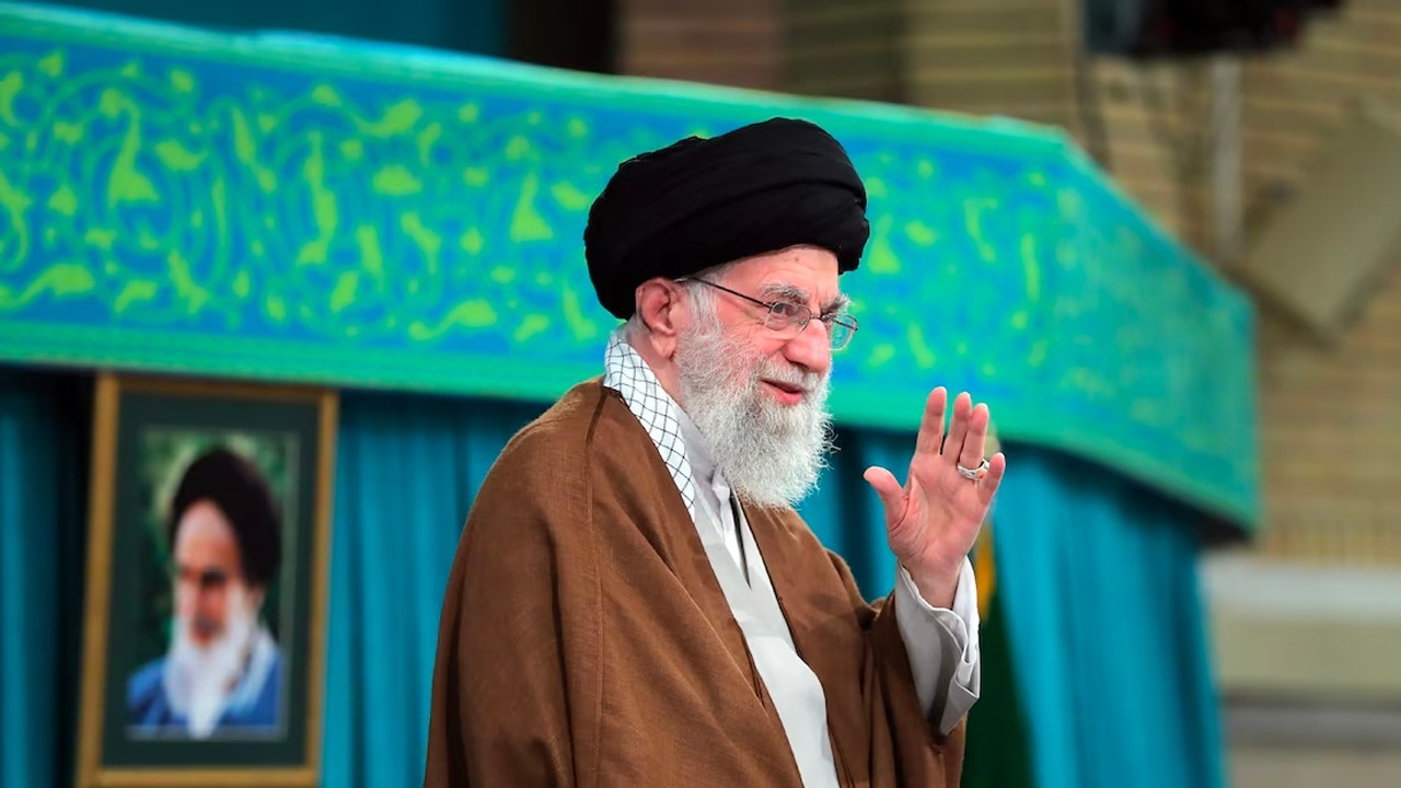 Décapité, le régime iranien canarde encore