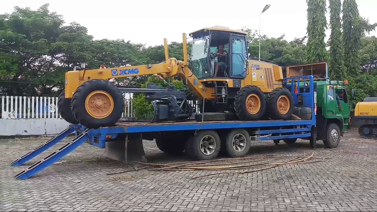 Proses Menaikkan Alat Berat Grader XCMG GR135 ke Self Loader Truck FUSO