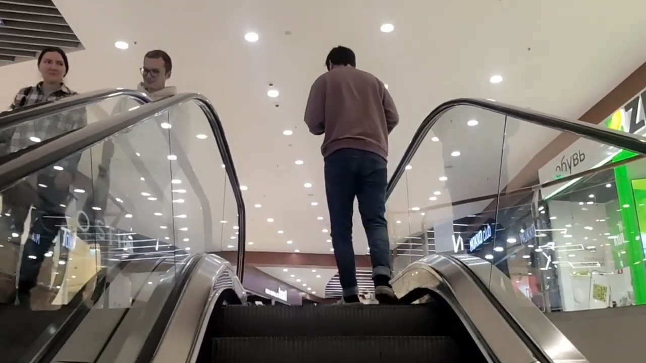Артур у плиты. Гуляем по торговому центру. Берта в кровати.