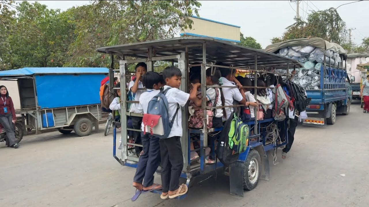 លក់ម្ហូបនៅមុខរោងចក្រ / Selling Food in Front of Garment Factory, Cambodia 