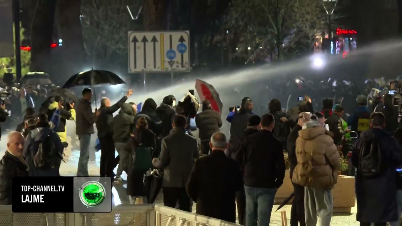 Top Channel/ Hodhën, molotovë e fishekzjarrë në drejtim të godinës të Kryeministrisë, policia...