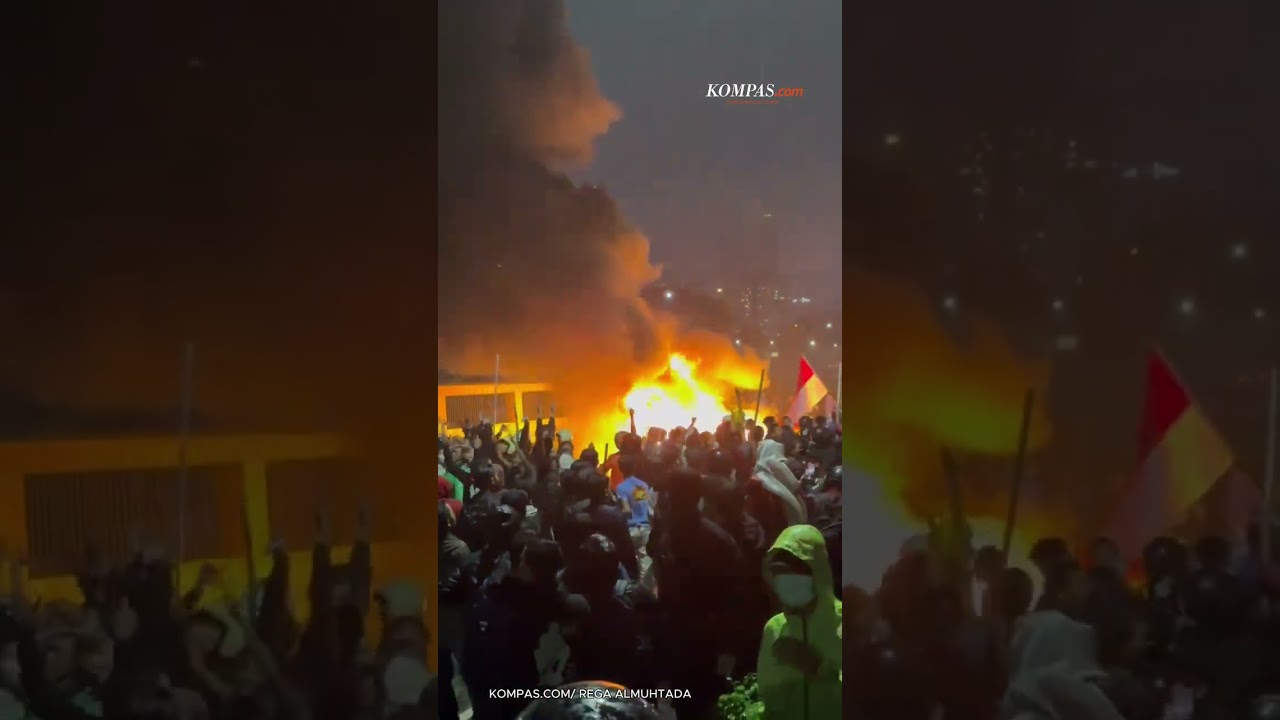 Demonstran Menyanyikan Lagu &ldquo;Tanah Airku&rdquo; di Depan Gedung DPR RI