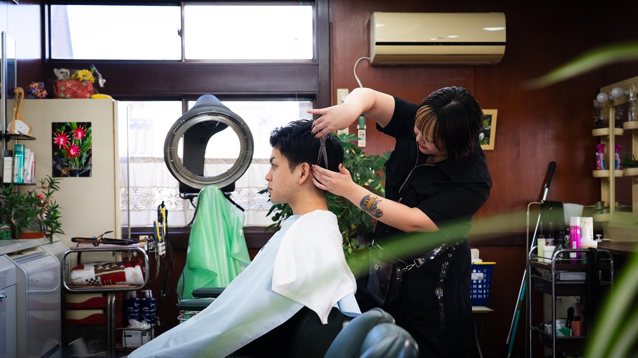 💈🇯🇵Granddaughter Inherits Grandma's Classic Barber Shop in Gunma, Japan | Cut, Shave, Massage
