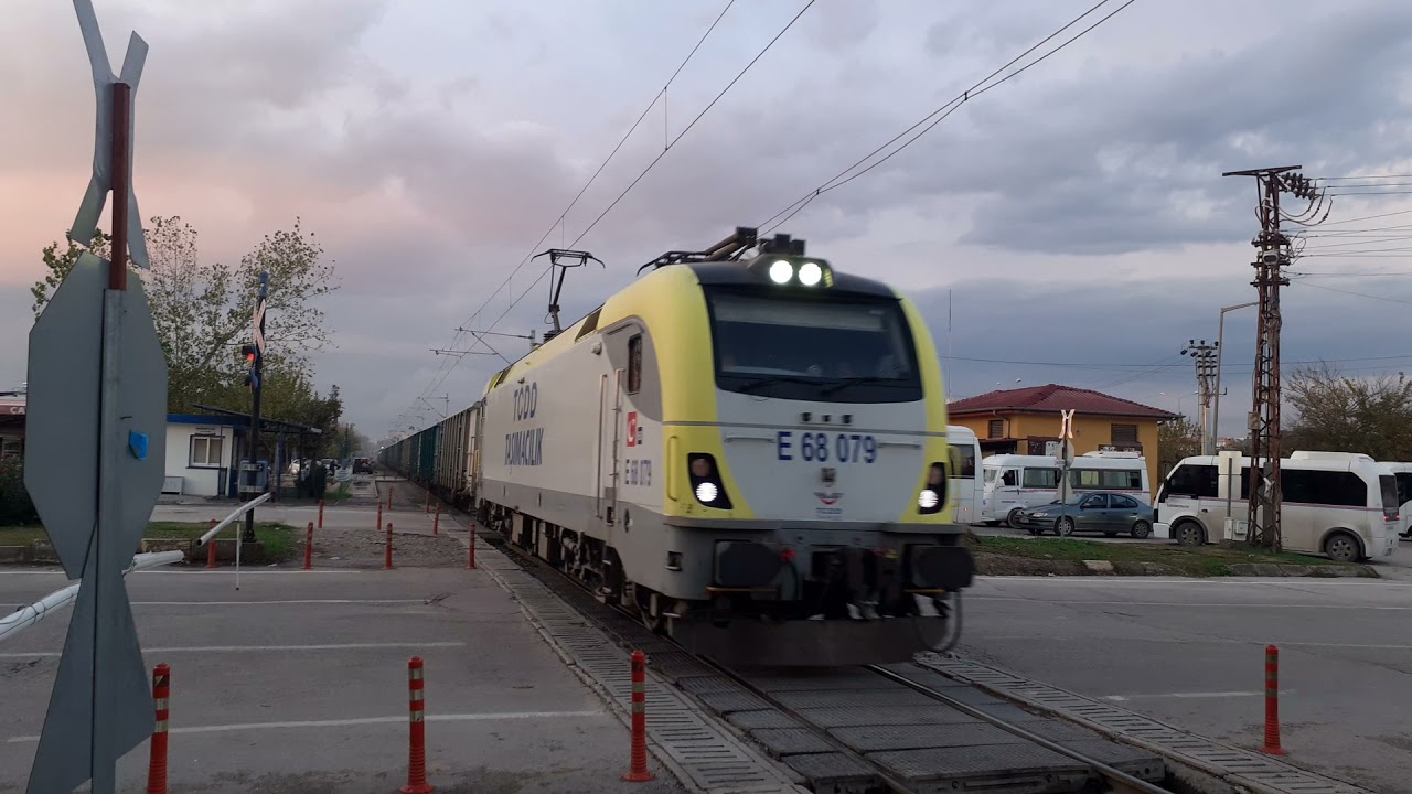Hemzemin geçit E 68 079 yük Treni