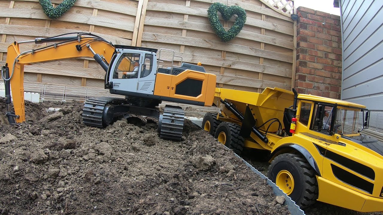Volvo A40G 6x6 Articulated Dumper And Liebherr 945 Excavator 1/14 XDRC Moving Some Dirt