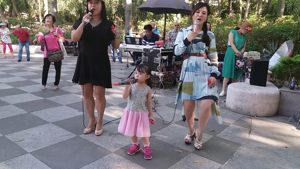 不到三岁的小女孩什么歌都会唱！ 屯门公园表演  旺角菜街艺人singing  喻米英 小红  小女孩歌曲串烧