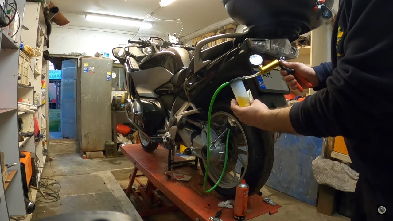 BMW  R 1200 RT  LC    GS  LC  fék szervizelése