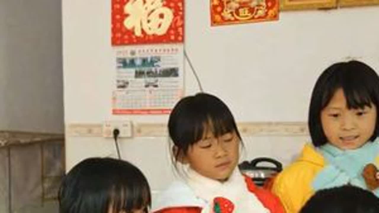 这三个可爱的小宝贝，她们的爸爸已离开她们四年，在家务农的妈妈没有改嫁，她含辛茹苦的养育着三个年幼的孩子。