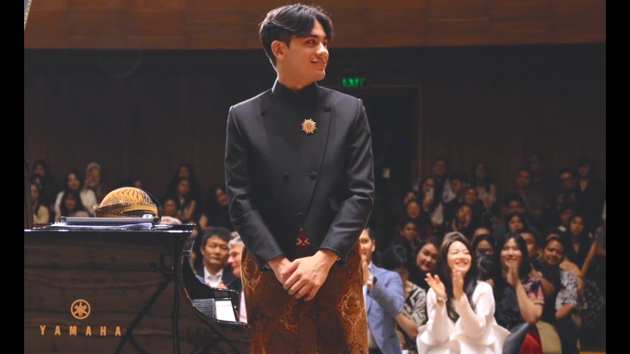 George Harliono plays two Indonesian songs - Tanah Airku and Andai Aku Bisa LIVE Jakarta 2025
