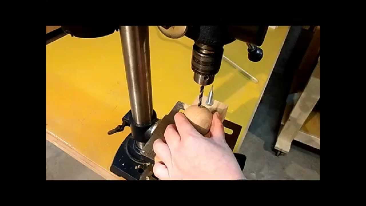 Drilling a center hole on the drill press 　ボール盤で中心に穴をあける方法