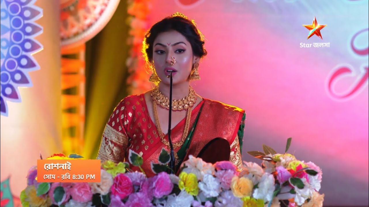 মঞ্চে মাকে নিয়ে রোশনাইয়ের বক্তৃতা।