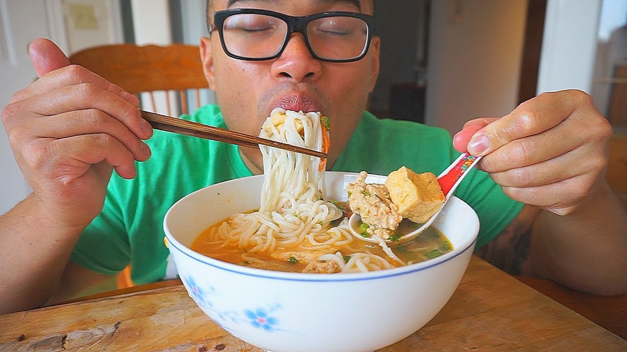 Ăn Bún Riêu Cua | SPICY Vietnamese Crab Noodle Soup