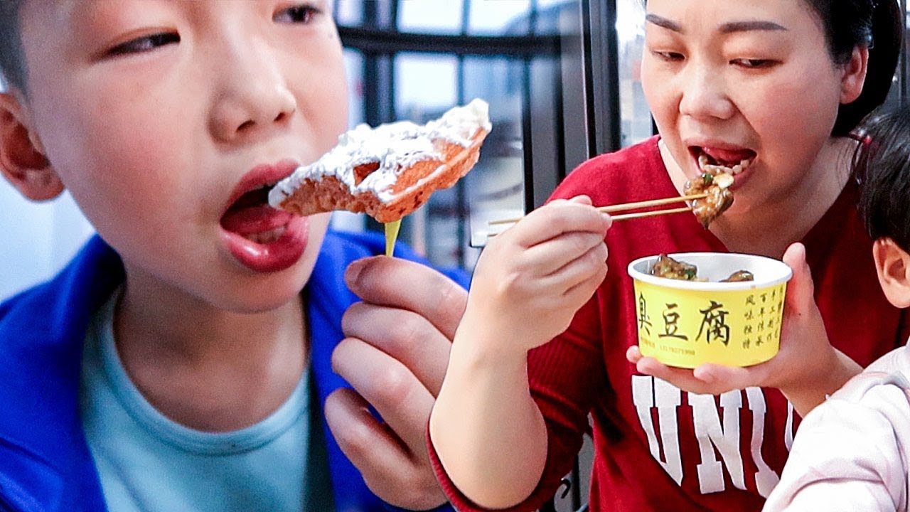 街上新開一家臭豆腐，媳婦嘴饞帶孩子去吃，花82元沒吃過癮 | Take your kids to stinky tofu
