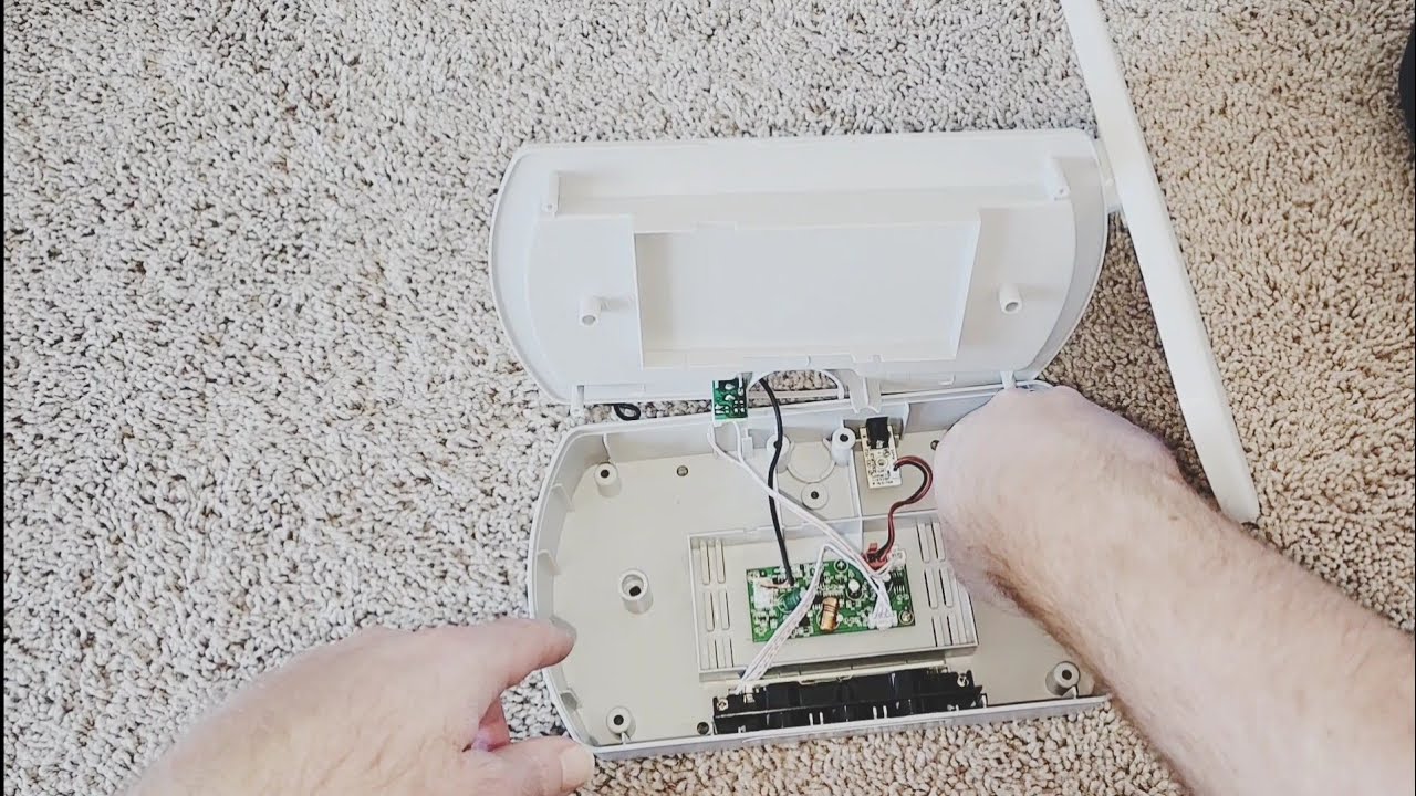 AeroGarden Not Working Fixed. Power plug loose and works intermittently. Model # 100690-WHT