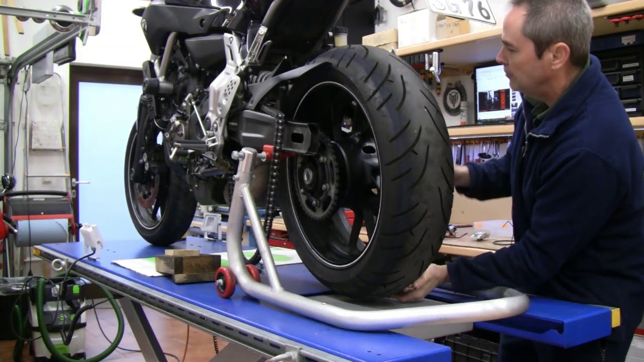 Yamaha MT-07 -- Umschau - neue Reifen und Frontheber