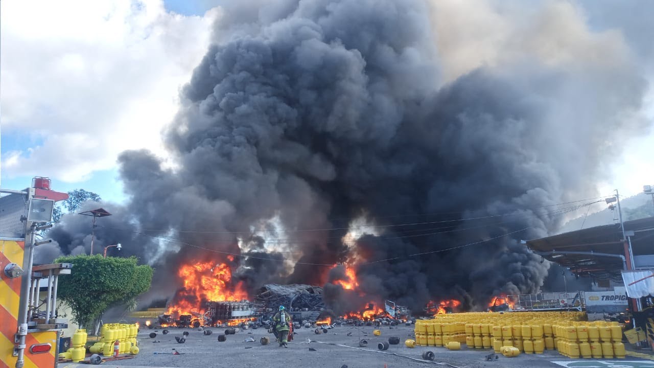 Incendio en planta de gas propano cercana a centro comercial en Soyapango