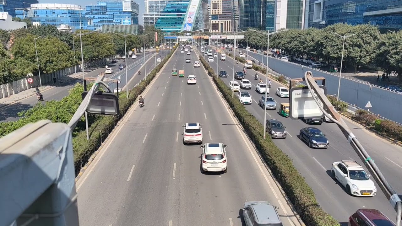 Calm traffic on Indian road.  #Gurgaon #DLFcyberhub #Corporate #India #Indianroads