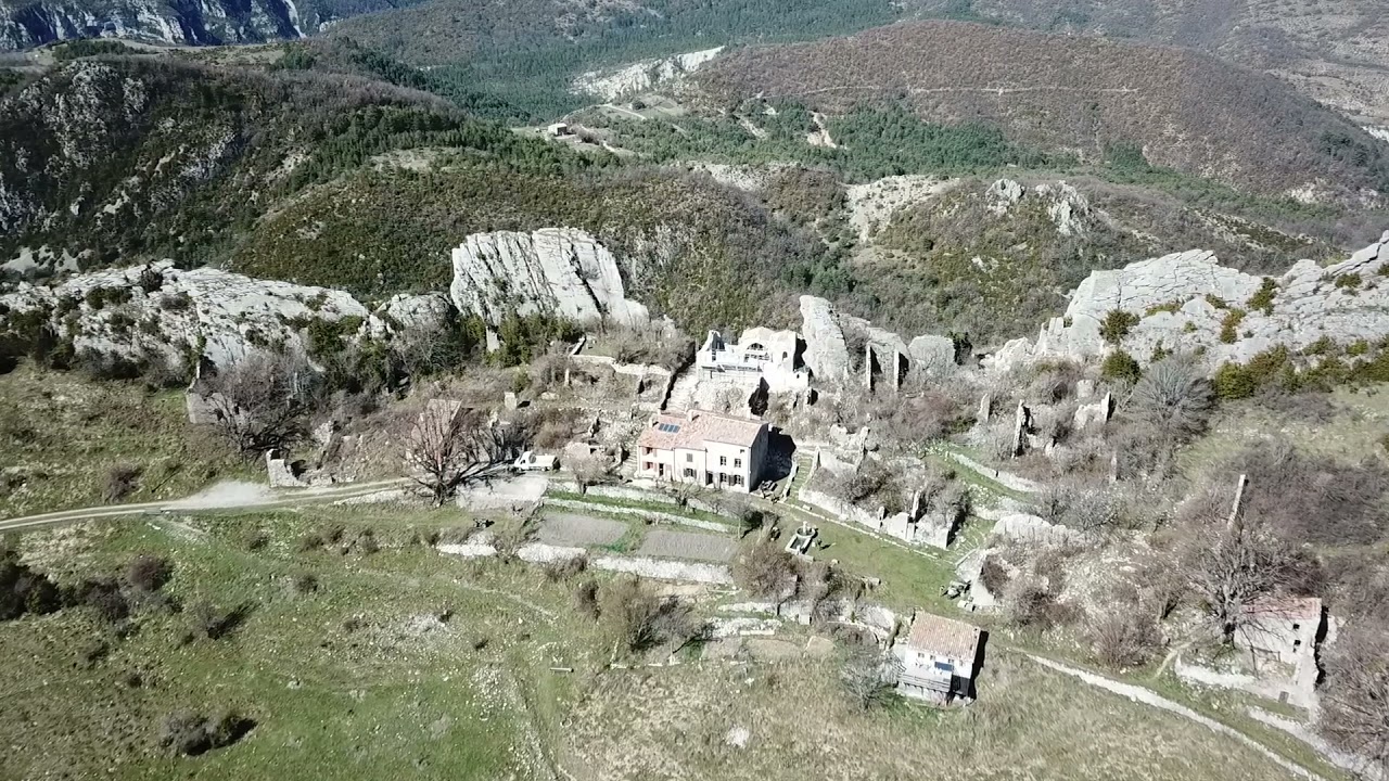 VILLAGE RUINE DU POIL. MAVIC PRO