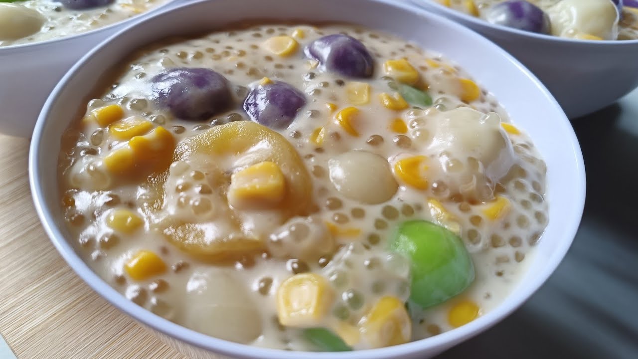 Glutinous rice balls in coconut milk