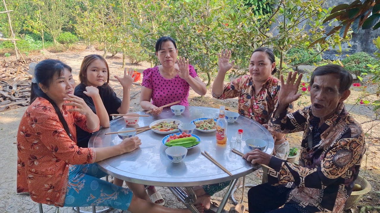 Đơn giản mà vui, dưới bóng cây làng 
