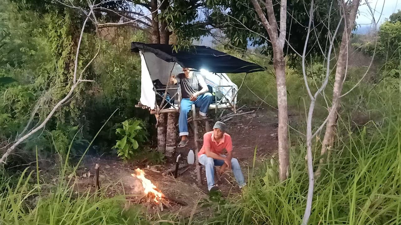 Camping membuat shelter gantung dibawah pohon rimbun ditengah hutan/tidur nyenyak dalam shelter