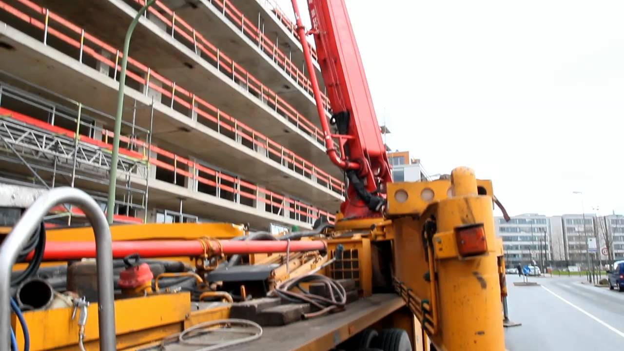 Betonpumpe Betonmischer LKW beim Betongiessen Hochleistungspumpe 30 m
