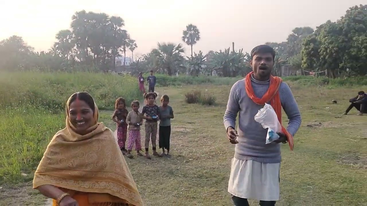 प्रिंस भैया ब्लॉकर गरीबों के बच्चों को बिस्किट वितरण करते हैं#