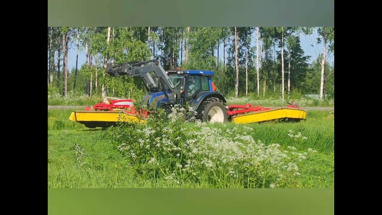 Nurmisäilörehun niittoa Valtra N141 & Pöttinger perhosniittomurskain