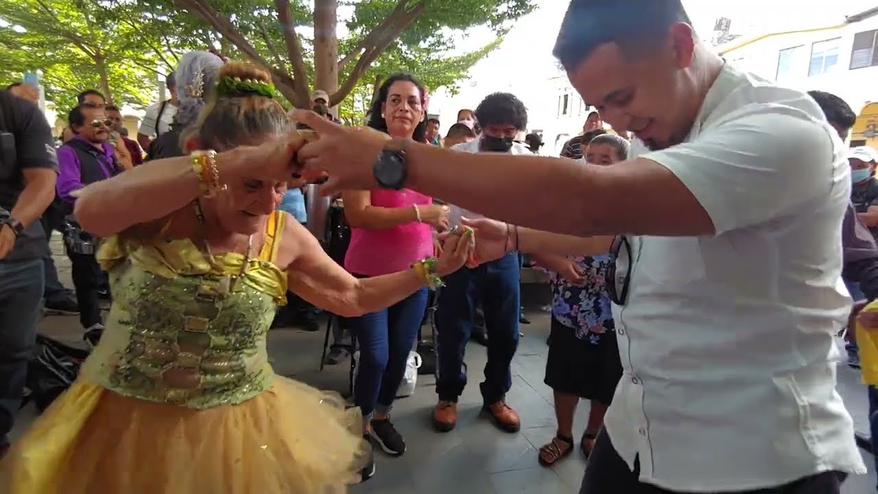 Yajaira bailando con turistas 