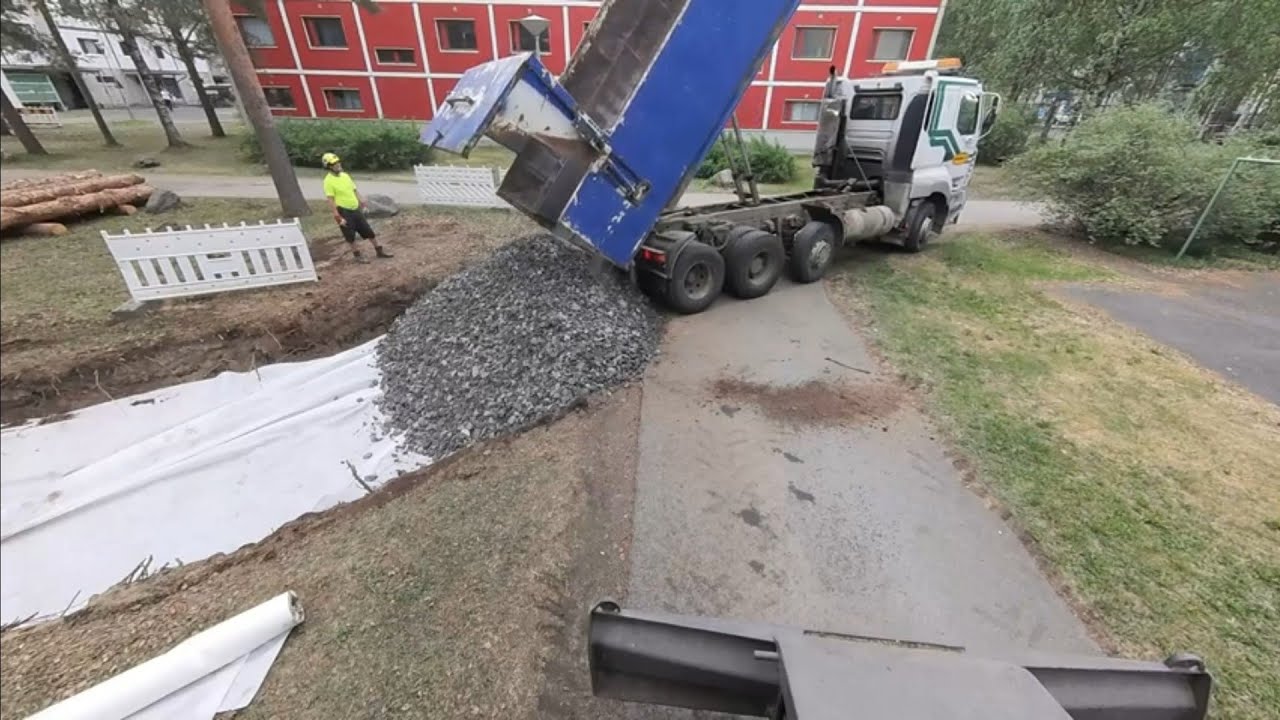 a walkway made of recycled asphalt. kierrätysasfaltista valmistettu kävelytie. volvo ewr150E